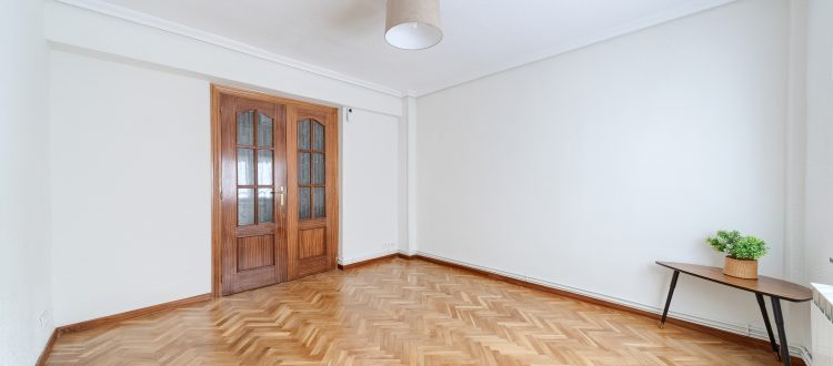 29. Perspectiva de una habitación que destaca su amplitud