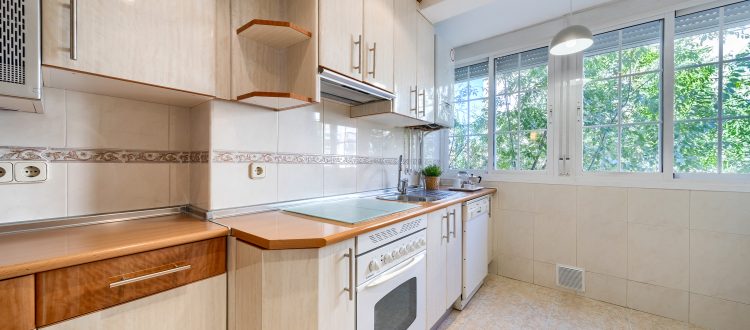 26. Ventanas y luz natural en una estancia de la vivienda