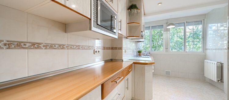 25. Fotografía del baño de un piso amplio en Madrid