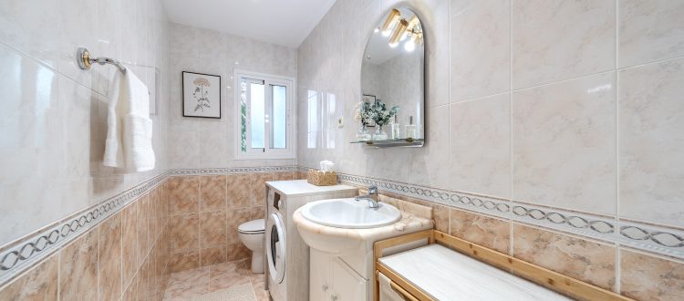 Salón vacío con abundante luz natural en Chamberí