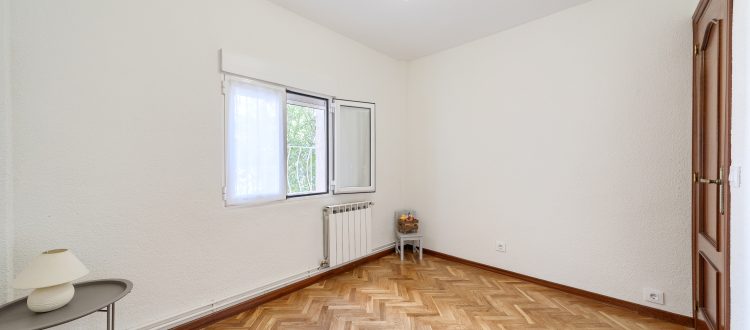 Perspectiva del salón que muestra la amplitud de la vivienda