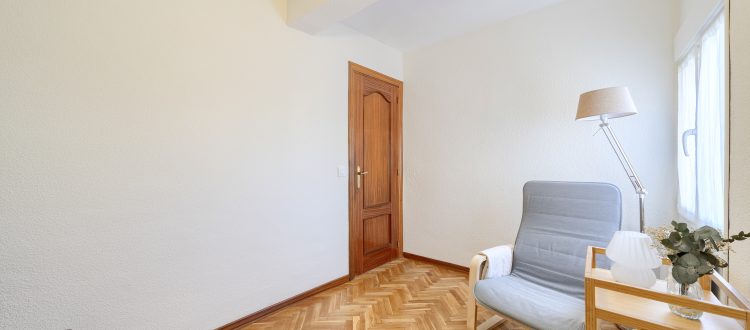 17. Vista general de una habitación vacía y luminosa
