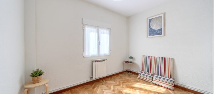 11. Dormitorio principal vacío con luz natural