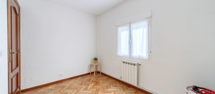 12. Fotografía de un dormitorio amplio en Chamberí, Madrid