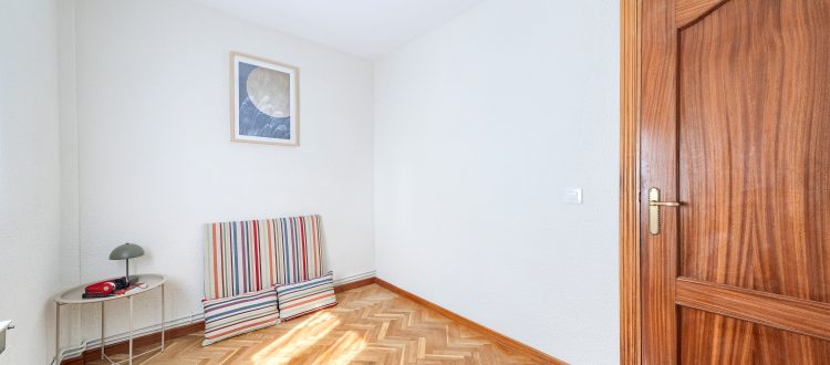 13. Habitación vacía con paredes claras y luz natural