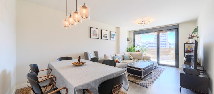 22. Ventanas y entrada de luz natural en una vivienda orientada al oeste