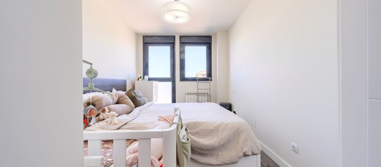 13. Dormitorio principal de un piso moderno en Segovia